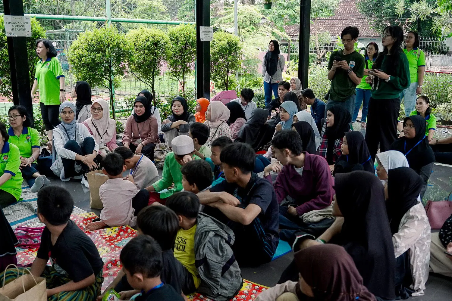 Bersama Komunitas Jendela Jakarta berbagi buku dan beraktivas bersama anak-anak Manggari