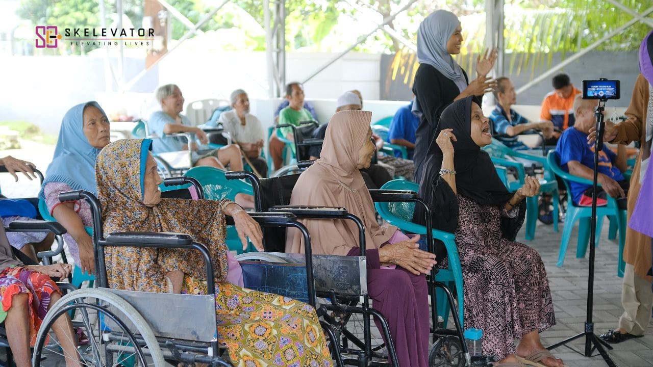 csr skelevator ke panti jompo