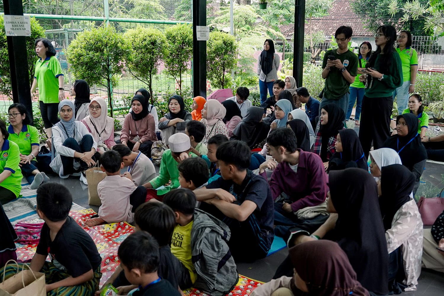 Bersama Komunitas Jendela Jakarta berbagi buku dan beraktivas bersama anak-anak Manggari