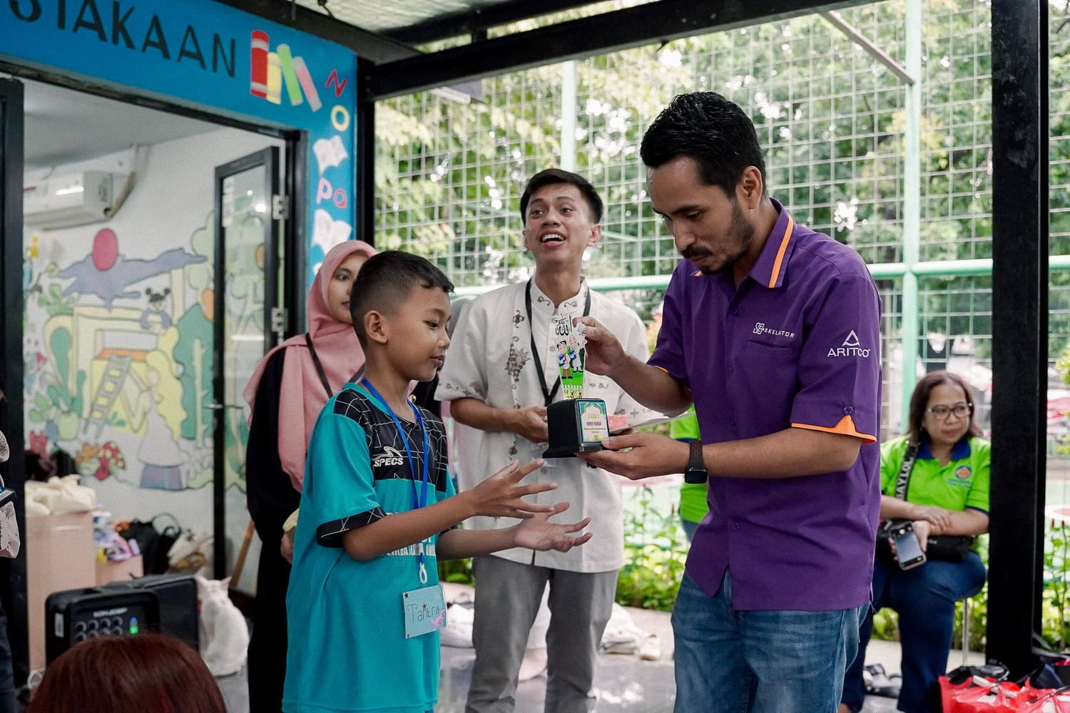 Team Skelevator bermain kuiz dan berbagi kegembiraan di RPTRA Pesona Manggarai, Jakarta