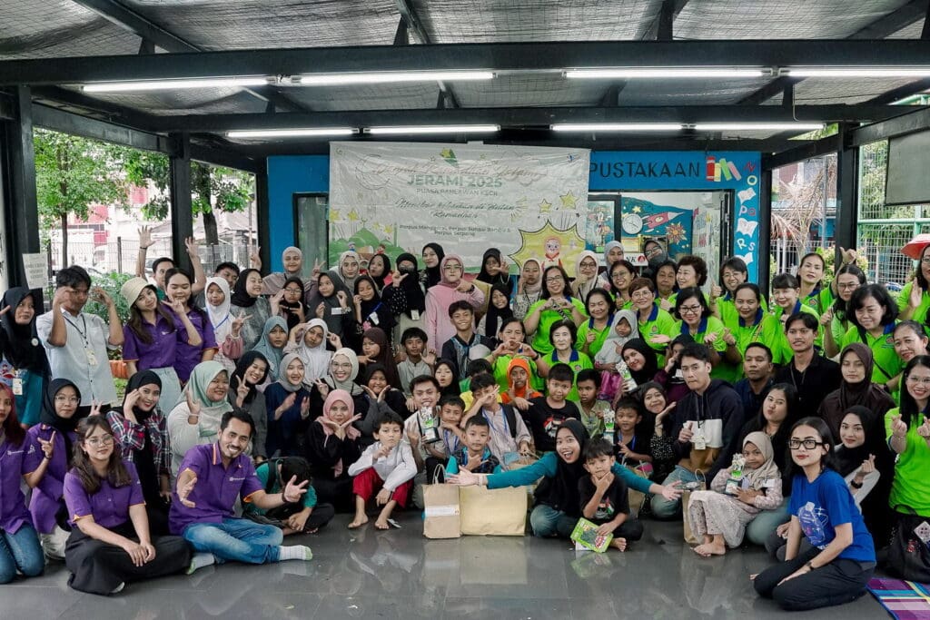 program bakti sosial skelevator berbagi buku bacaan