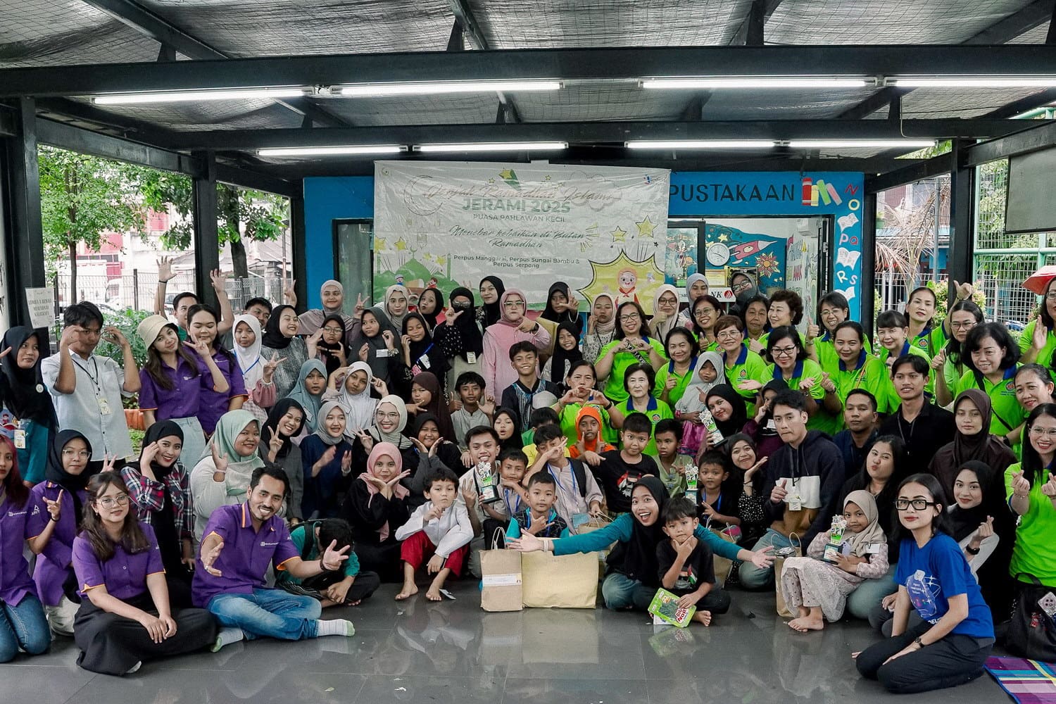 program bakti sosial skelevator berbagi buku bacaan