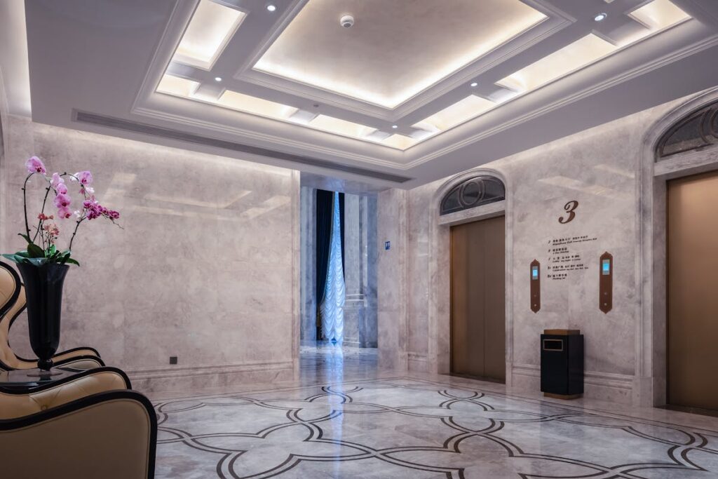 cara naik lift di rs