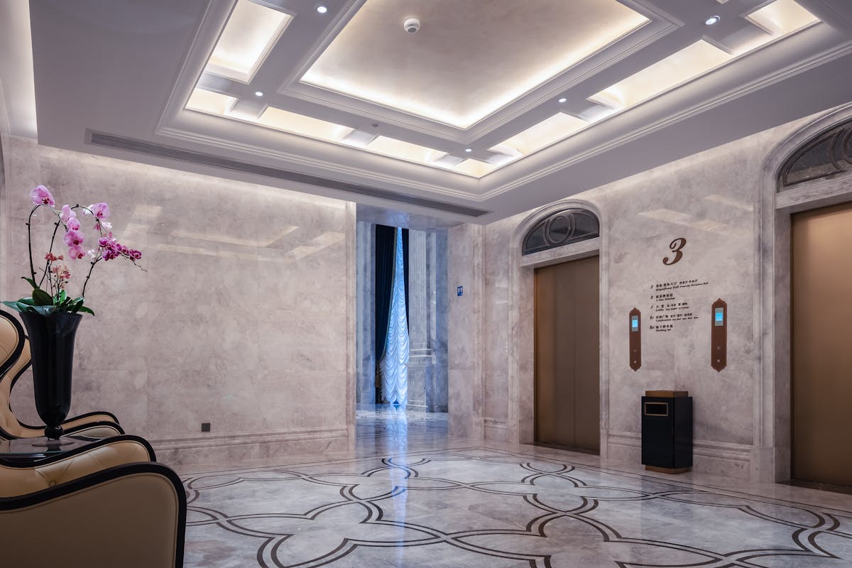 cara naik lift di rs