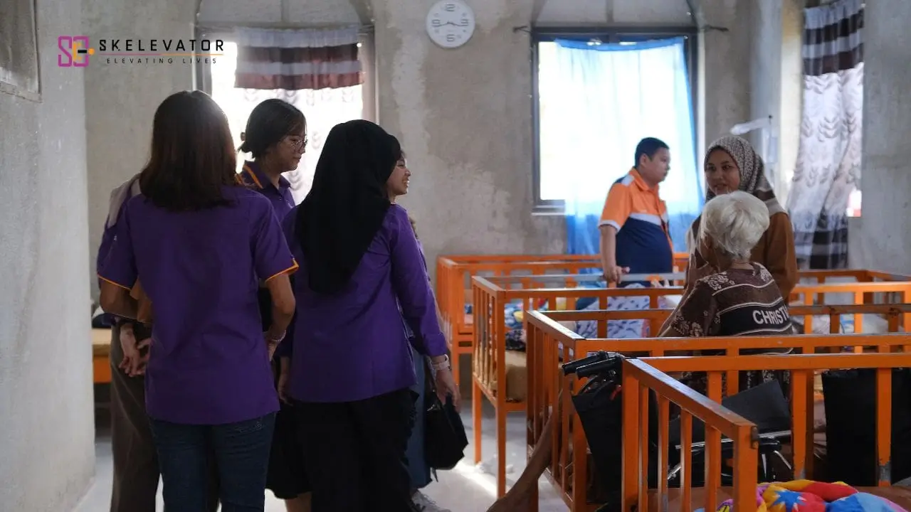 kunjungan-sosial-bantuan-untuk-panti-jompo-skelevator-aritco